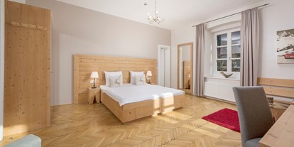 Nature hotel - Leogang - Doppelzimmer der L-Kategorie bieten ausreichend Platz für Ruhe und erholsamen Schlaf - Q! Resort Health & Spa Kitzbühel