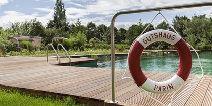 Naturhotel - Hunde erlaubt - Ostseeküste - Naturbadeteich des Biohotels Gutshaus Parin - Biohotel Gutshaus Parin