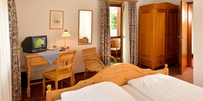 Naturhotel - Preisklasse: € - Tennenbronn - Gästezimmer mit Fichtenholzmöbeln - Gasthof Adler