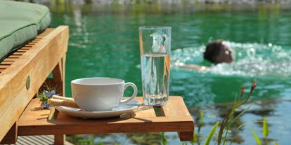 Naturhotel - Wassersparmaßnahmen - Mecklenburg-Vorpommern - Frau beim Schwimmen - Gutshaus Stellshagen
