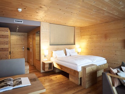 Nature hotel - Preisklasse: €€€ - Zimmer aus Mondholz - Holzhotel Forsthofalm