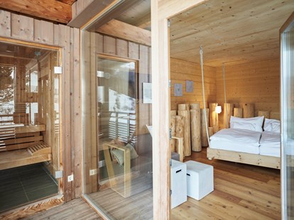 Nature hotel - Preisklasse: €€€ - Suite aus Mondholz mit privater Sauna auf dem Balkon - Holzhotel Forsthofalm