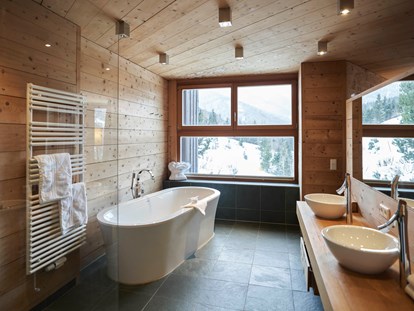 Naturhotel - WLAN: ganztägig WLAN im gesamten Hotel - Going am Wilden Kaiser - Badezimmer in der Secret Forest Suite - Holzhotel Forsthofalm