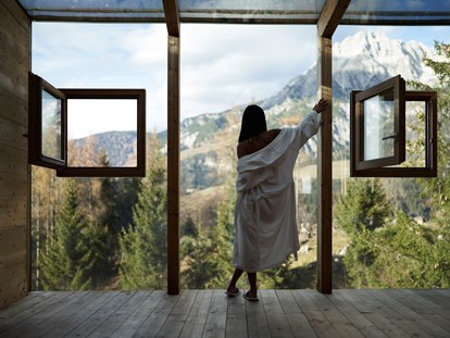 Naturhotel - Yoga - Österreich - Blick in die Natur aus einem der Ruheräume im Wellnessbereich - Holzhotel Forsthofalm
