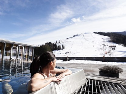 Naturhotel - Wellness - Going am Wilden Kaiser - Rooftop Pool mit Blick auf die Skipiste - Holzhotel Forsthofalm