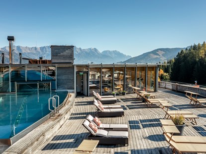 Naturhotel - Bezahlsysteme: Kreditkarte - Kitzbühel - Dachterrasse mit Plätzen an der Sonne - Holzhotel Forsthofalm
