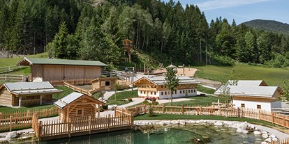 Naturhotel - Umgebungsschwerpunkt: Berg - Salzburg - Das Naturhotel Forsthofgut - 30.000 qm Gartenanlage mit Bio-Badesee und Kinderbauernhof miniGUT. - Naturhotel Forsthofgut
