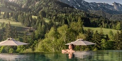 Naturhotel - Kinderbetreuung - Tiroler Unterland - Tanken Sie die Kraft der Alpen in unserem Außenpool mit Bergblick. - Naturhotel Forsthofgut
