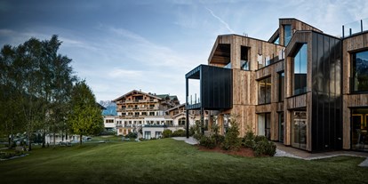 Naturhotel - Recyclingpapier - Pinzgau - Das Naturhotel Forsthofgut liegt inmitten von Wiesen und Wäldern, umgeben von einem großen Garten mit eigenem Bio-Badesee. - Naturhotel Forsthofgut