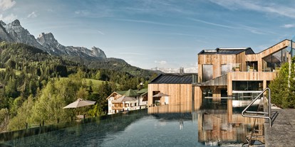 Nature hotel - Bio-Küche: Allergikerküche - Tiroler Unterland - 9 x 5,5 m Außenpool mit Massagebänken. - Naturhotel Forsthofgut