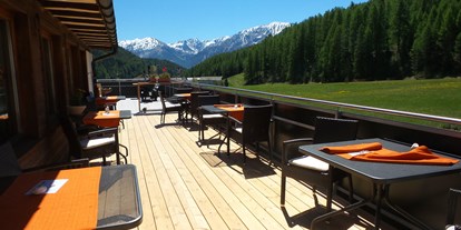 Naturhotel - WLAN: ganztägig WLAN im gesamten Hotel - Graubünden - Sonnenterrasse des Hotels - Bio-Hotel Al Rom