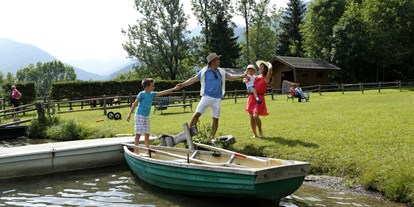 Nature hotel - Wellness - Naturarena - Hauseigener Badesteg mit Ruderboot - BIO-Kinderhotel Kreuzwirt