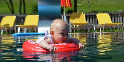 Naturhotel - Umgebungsschwerpunkt: See - Weissensee - Kleinkind im Pool des Bio-Kinderhotels - BIO-Kinderhotel Kreuzwirt