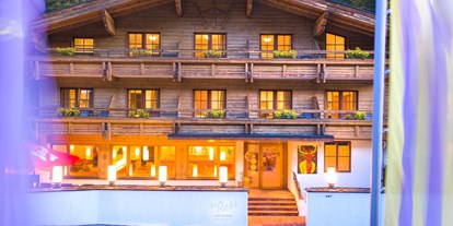 Naturhotel - Kinderbetreuung - Tiroler Unterland - Hausansicht Sommerabend - The RESI Apartments "mit Mehrwert"