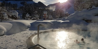 Naturhotel - Dämmmaßnahmen - Leogang - Abendschwimmen bei 31 °C inmitten der Winterlandschaft - The RESI Apartments "mit Mehrwert"