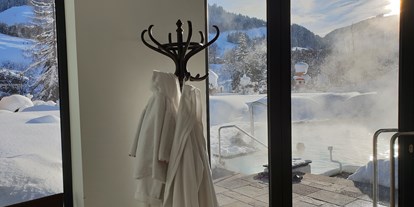 Naturhotel - WLAN: ganztägig WLAN im gesamten Hotel - Kitzbühel - Blick/Aushang zum Winterpool - The RESI Apartments "mit Mehrwert"