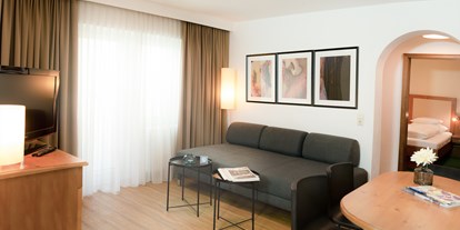 Naturhotel - Umgebungsschwerpunkt: Berg - Salzburg - 3-Raum Apartment Wohnzimmer mit Blick ins Elterschlafzimmer - The RESI Apartments "mit Mehrwert"