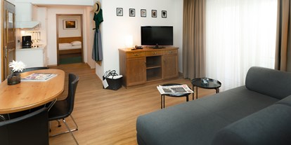 Naturhotel - Umgebungsschwerpunkt: Berg - Salzburg - 3-Raum Apartment Wohnzimmer mit Blick zur Kochzeile und Kinderzimmer - The RESI Apartments "mit Mehrwert"