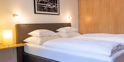 Naturhotel - WLAN: ganztägig WLAN im gesamten Hotel - Tiroler Unterland - Schlafzimmer - The RESI Apartments "mit Mehrwert"