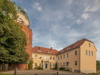 Naturhotel - Energieversorgung: 100 % Ökostrom - Brandenburg - Außenansicht - ahead burghotel