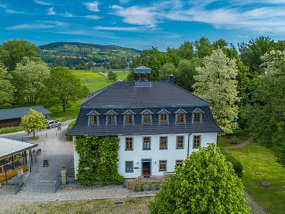 Naturhotel - Umgebungsschwerpunkt: Land - Hessen Nord - Gutshaus von oben - Biohotel Stiftsgut Wilhelmsglücksbrunn