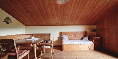 Naturhotel - Zertifizierte Naturkosmetik - Rohrmoos - Stube mit Dachschräge im mittleren Apartment - Naturhaus Lehnwieser