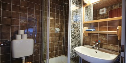 Naturhotel - WLAN: eingeschränktes WLAN - Steiermark - Badezimmer im großen Apartment - Naturhaus Lehnwieser
