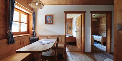 Naturhotel - Familienzimmer - Schladming-Dachstein - Eckbank in der Sonnenwohnung im Waldhaus - Naturhaus Lehnwieser