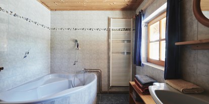 Nature hotel - Umgebungsschwerpunkt: Berg - Styria - Badezimmer in der Sonnenwohnung im Waldhaus - Naturhaus Lehnwieser