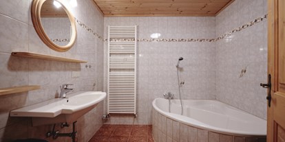 Naturhotel - WLAN: eingeschränktes WLAN - Österreich - Badezimmer Waldwohnung im Waldhaus - Naturhaus Lehnwieser