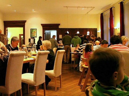 Nature hotel - Rezeption: 10 h - Abendessen im Speisesaal - Biohotel Gut Nisdorf