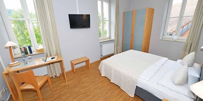 Naturhotel - barrierefrei: Barrierefreies Hotel - Rheinland-Pfalz - Zimmer mit Parkettboden aus Pfälzer Eiche - Naturhotel Stiftsgut Keysermühle