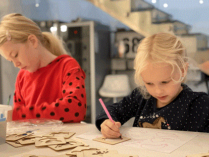 Naturhotel - Sauna - Brandenburg Nord - Es gibt noch Spielzeug aus Holz und Stifte mit denen man malen kann.

"Der Erwachsene achtet auf Taten, das Kind auf Liebe. "Indisches Sprichwort - La Maison Bett & Bike