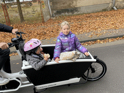 Naturhotel - Energieversorgung: Photovoltaik - Brandenburg - Unser E-Lastenfahrrad
von Urban,
Leicht zu bedienen , ein Hinglitt für Eltern und Kinder, auch wenn es regnet  stört es keinen. denn dieses Fahrrad verfügt über ein kompletten Wind-und Regenschutz, auch für den Fahrer.
 - La Maison Bett & Bike