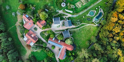 Nature hotel - Bio-Hotel Merkmale: Wasseraufbereitung / Energetisierung - Styria - Gesamtblick auf das Hotel•Retreat TamanGa mit Garten, Teichen, Gästehäusern und vielem mehr - TamanGa Lebensgarten