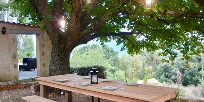 Naturhotel - Bio-Küche: Regionale Speisen - Draguignan - Essbereich unter Bäumen - Abriecosy