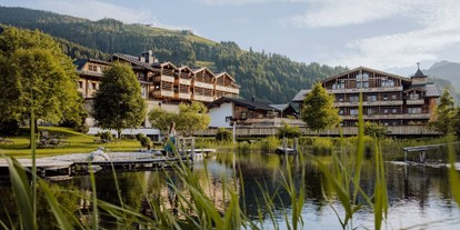 Naturhotel - Regionale Produkte - Pinzgau - Außenansicht mit Naturteich
 - Naturresort PURADIES
