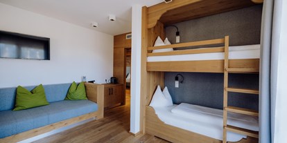 Naturhotel - Spa-Bereich mit mind. 2 unterschiedlichen Saunen - Premium-Suite Schlafzimmer - Naturresort PURADIES