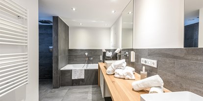 Naturhotel - Spa-Bereich mit mind. 2 unterschiedlichen Saunen - Premium-Suite Badezimmer - Naturresort PURADIES