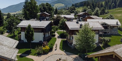 Naturhotel - Preisklasse: €€ - Salzburg-Stadt (Salzburg) - Chalet Dorf im Sommer - Naturresort PURADIES
