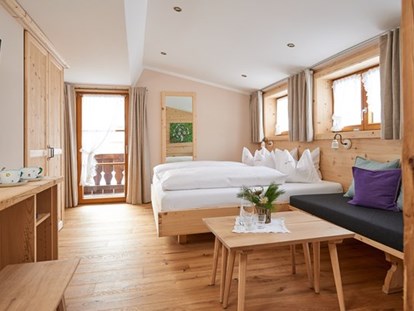 Naturhotel - WLAN: ganztägig WLAN im gesamten Hotel - Österreich - Unsere Wohlfühlzimmer sind ausgestattet mit handgemachten Möbeln der Schreinerei Alt im Allgäu. - Biohotel Walserstuba