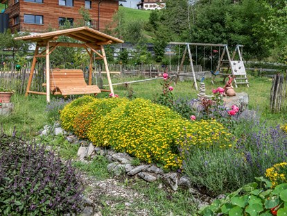 Naturhotel - Auszeichnung / Zertifikat / Partner: Austria BIO Garantie - Zöblen - Der große Naturgarten bietet viel Platz zum entdecken, erholen, spielen und vieles mehr - Biohotel Walserstuba