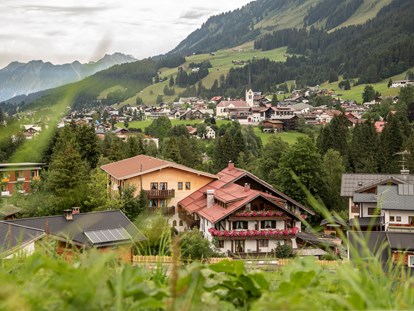 Naturhotel - Energieversorgung: 100 % Ökostrom - Schwarzenberg (Schwarzenberg) - Blick auf´s Hotel - Biohotel Walserstuba