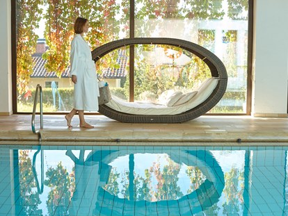 Naturhotel - Bio-Hotel Merkmale: Naturgarten - Wasser belebt den Körper. Eine Runde Schwimmen im Hallenbad. - Biohotel Eggensberger