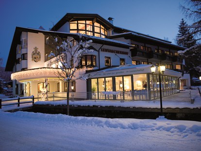 Nature hotel - Mitarbeiterbetreuung: Überdurchschnittliche Bezahlung - Tiroler Oberland - Hotel Winter Außenaufhnahme - Biohotel Leutascherhof