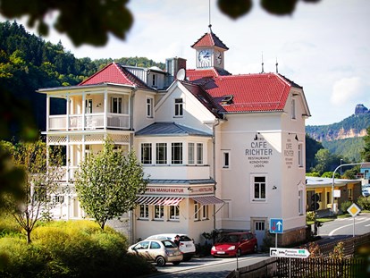 Nature hotel - Kurtaxe - Villa Thusnelda - hier befindet sich das Café Richter mit Blick auf die Elbe sowie zwei Premium-Apartments in den oberen Etagen - Bio- & Nationalpark-Refugium Schmilka