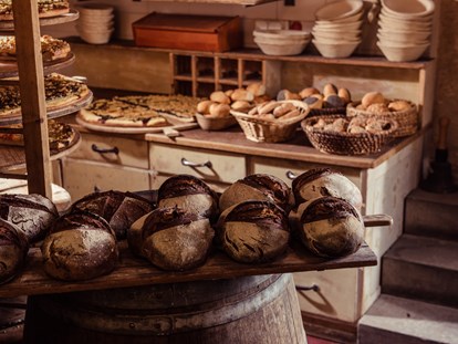 Naturhotel - Bio-Küche: Regionale Speisen - Täglich frisches Brot, Brötchen sowie süße und herzhafte, wagenradgroße Kuchen kommen aus unserer hauseigenen Mühlenbäckerei - Bio- & Nationalpark-Refugium Schmilka