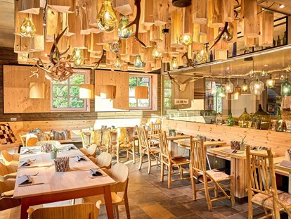 Nature hotel - Bezahlsysteme: Bar - Sächsische Schweiz - Bio-Restaurant StrandGut - ein ganz besonderes Ambiente durch viel Hol und Licht  - Bio- & Nationalpark-Refugium Schmilka