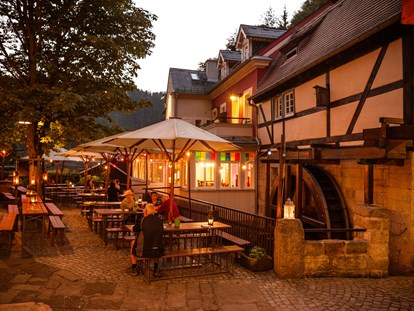Naturhotel - Sächsische Schweiz - Unser lauschige Biergarten lädt auch an lauen Sommerabenden zum Verweilen ein - Bio- & Nationalpark-Refugium Schmilka