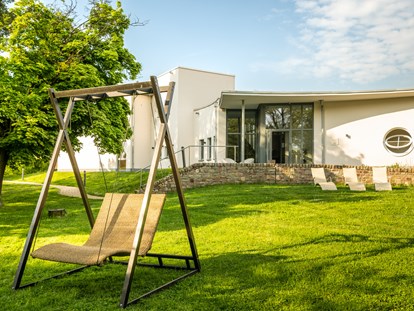 Naturhotel - Kultur & Vorträge - Rheinland-Pfalz - ie Gästezimmer und Suiten öffnen sich weit für das Licht und das rauschende Grün des 35.000 m2 großen Privatparks des
Resorts - Menschels Vitalresort 